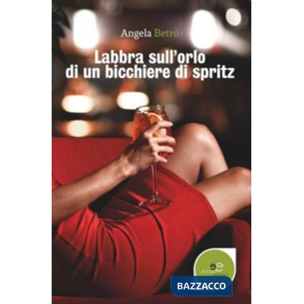 Labbra sull'orlo di un bicchiere di spritz
