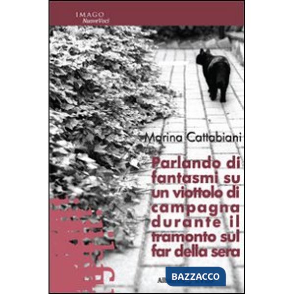 Parlando di fantasmi su un viottolo di campagna durante il tramonto sul far della sera
