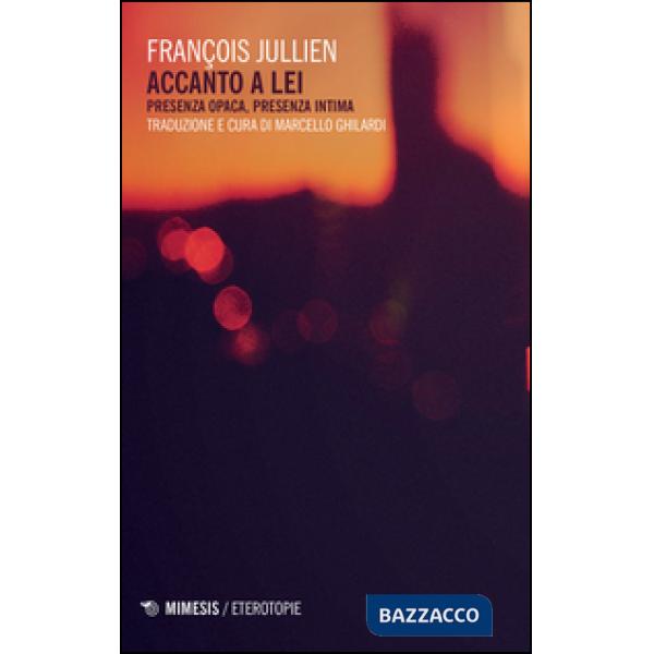 Accanto a lei. Presenza opaca, presenza intima