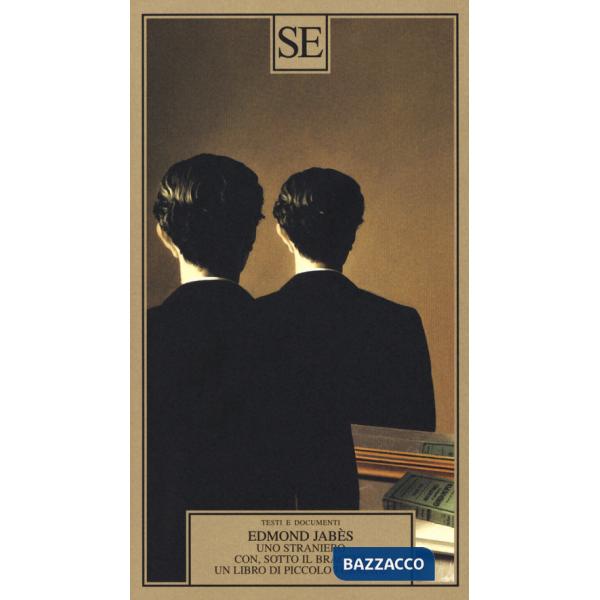 Straniero con, sotto il braccio, un libro di piccolo formato (Uno)